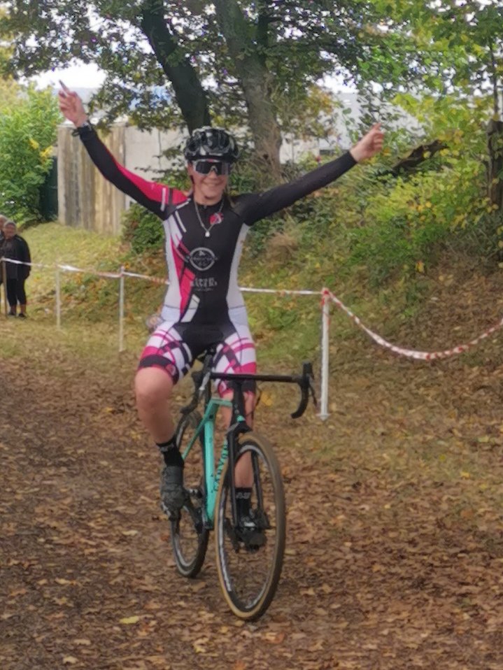GroupamaFd51's tweet photo. Victoire de @IrisGirod1 dimanche dernier sur le cyclo cross de #Secheval #Ardennes sur un terrain pas forcément favorable à notre championne suivie par la #CaisseLocale @GroupamaNordEst #Moivre #Vesle https://t.co/2ZkacT53Cn