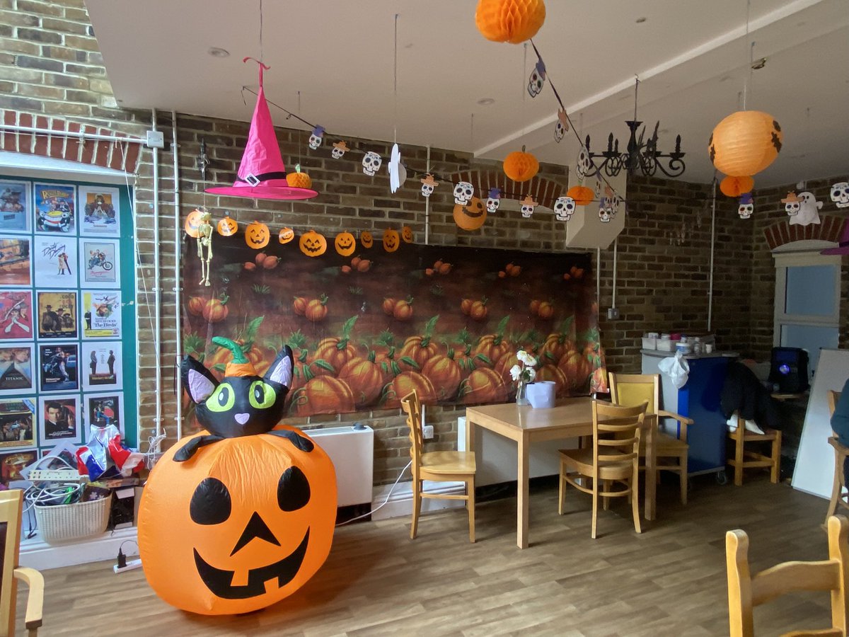 rickyjohnston26's tweet photo. I decorated the care home I work at for the people we support 🖤💀👻🎃🖤 #carehome #Huntingtonsdisease #voyagecare #millstreamhouse https://t.co/QHe3YGHlwb
