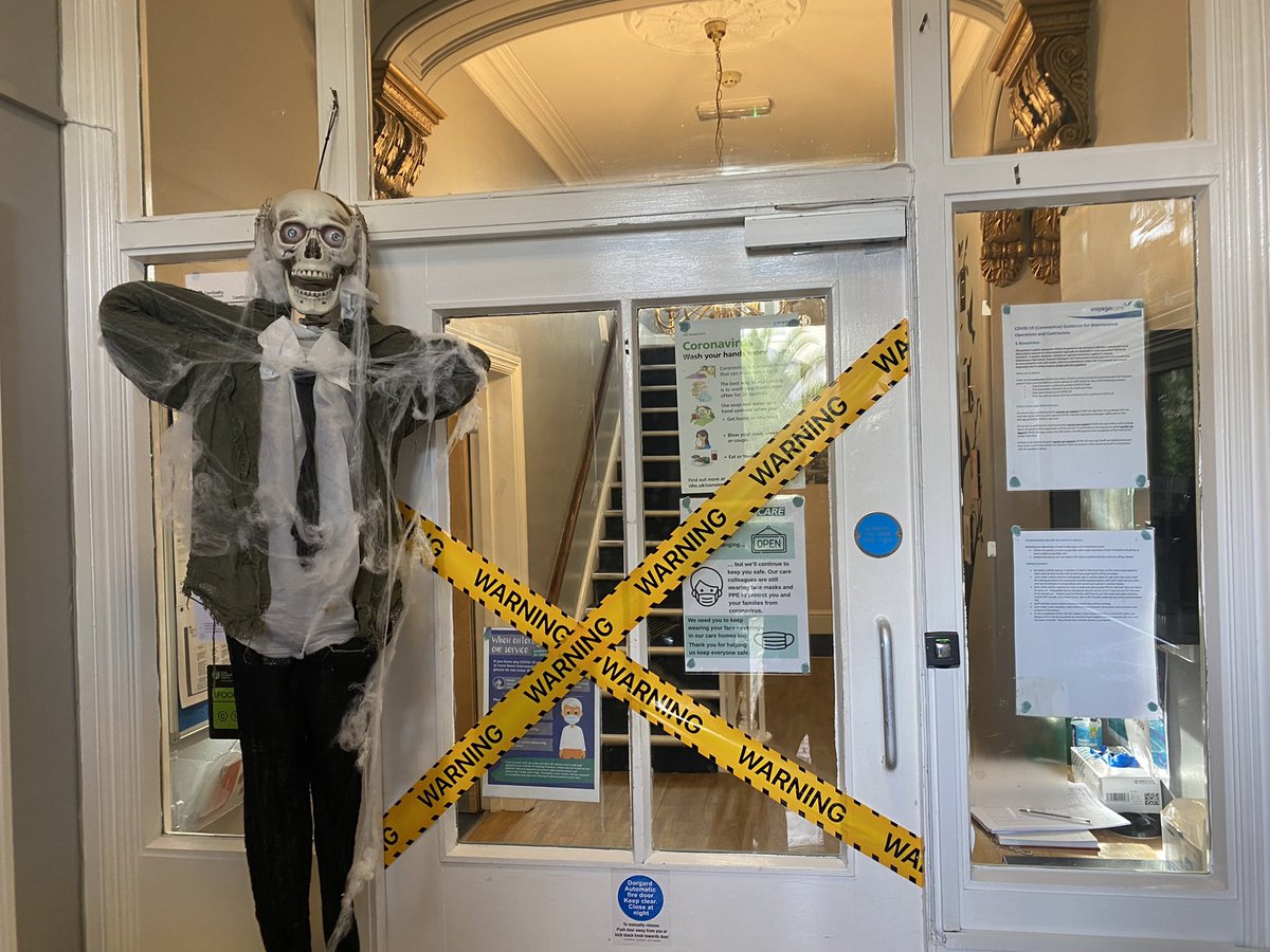 rickyjohnston26's tweet photo. I decorated the care home I work at for the people we support 🖤💀👻🎃🖤 #carehome #Huntingtonsdisease #voyagecare #millstreamhouse https://t.co/QHe3YGHlwb