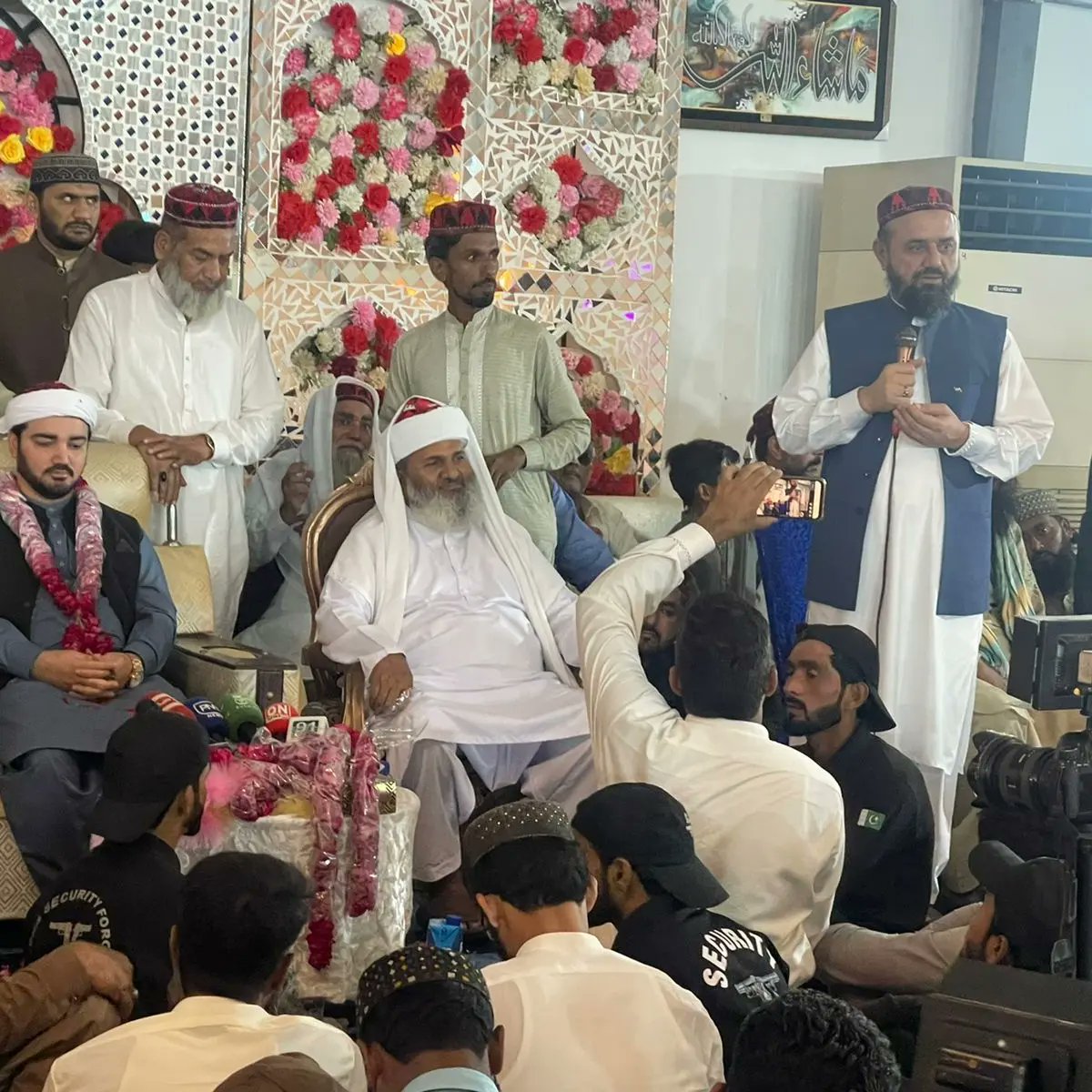 JamatulHashmiya's tweet photo. 〽️ #انجمن_غوثیہ_خدام_سدرہ_شریف کی طرف سے زینت پیلس مارکی #گیمبر_اوکاڑہ_کینٹ میں محفلِ میلاد النبیﷺ کا انعقاد کیا گیا جس کی #صدارت شہزادہ غوث الاعظم، صاحبزادہ 

🌸♥️ #پیر_السید_حسنین_محی_الدین_گیلانی ♥️🌸

القادری صاحب 
ولی عہد دربار عا��یہ سدرہ شریف نے فرمائی.〽️
🌸🥀✨ https://t.co/wZD4ArUn5i