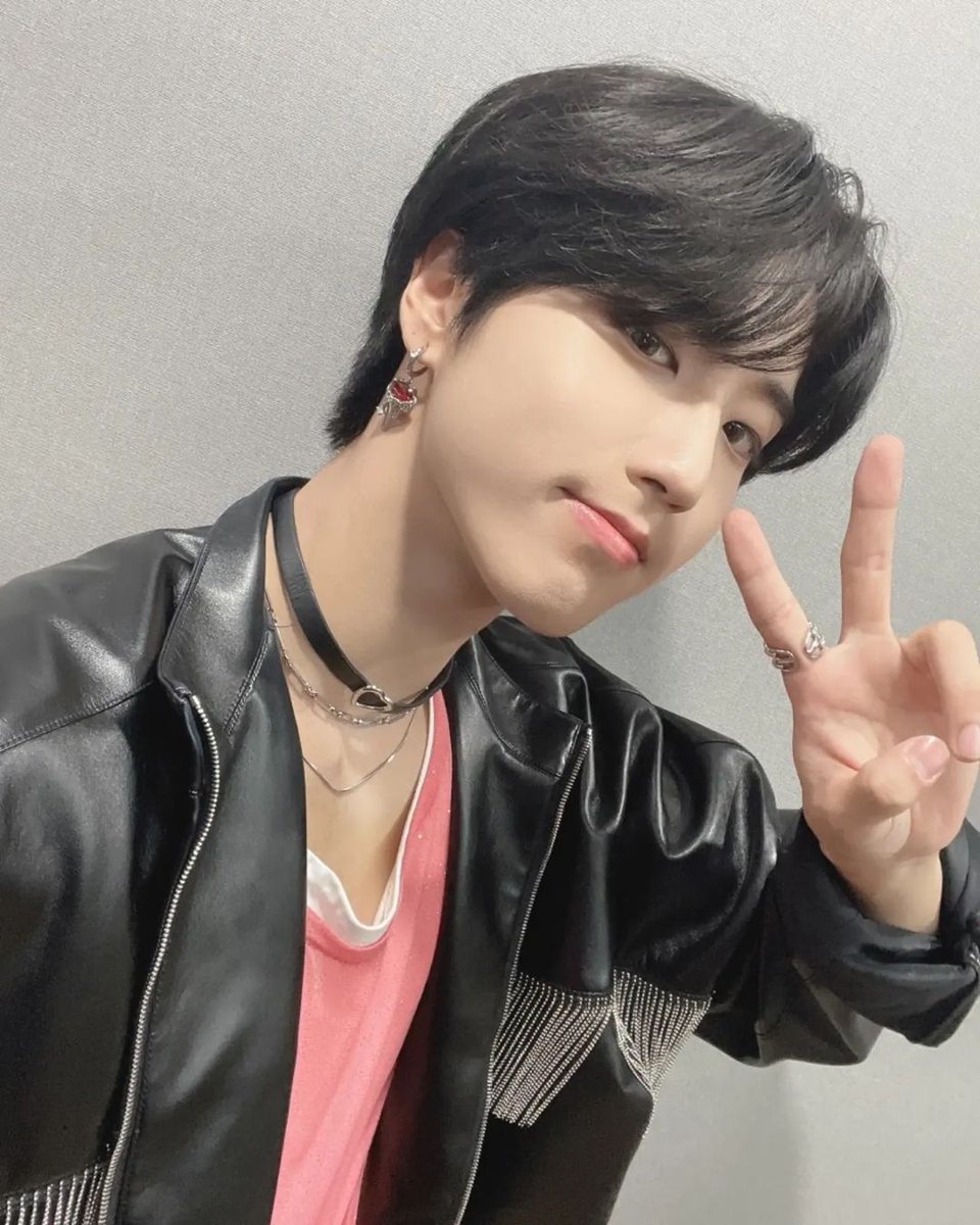 otherjisung's tweet photo. welcome to another han's timeline! nice to meet y'all. https://t.co/lgVJl2DIb6