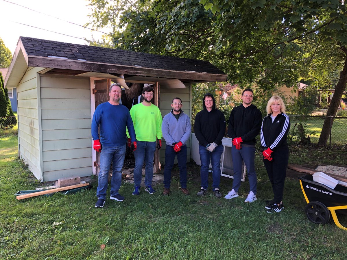 MerchantsBankIN's tweet photo. A double round of applause to our volunteers who made a Merchants MPACT during our projects for @HAND_Inc! 👏
 
The first team emptied and demolished a shed at a property in Lebanon, while the second team organized, demolished and painted at a property in Sheridan. Way to go! https://t.co/7Ow7ByzyVl