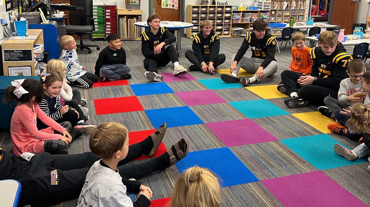 DeForestSchools's tweet photo. DAHS student-athletes from the football team recently visited the classrooms of Mrs. Keyes and Mrs. Hinz at Windsor Elementary School. #GoodNewsTues #TheseAreNorskies https://t.co/em17VQOsTl