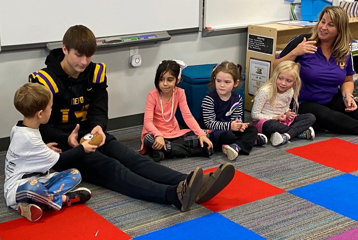 DeForestSchools's tweet photo. DAHS student-athletes from the football team recently visited the classrooms of Mrs. Keyes and Mrs. Hinz at Windsor Elementary School. #GoodNewsTues #TheseAreNorskies https://t.co/em17VQOsTl