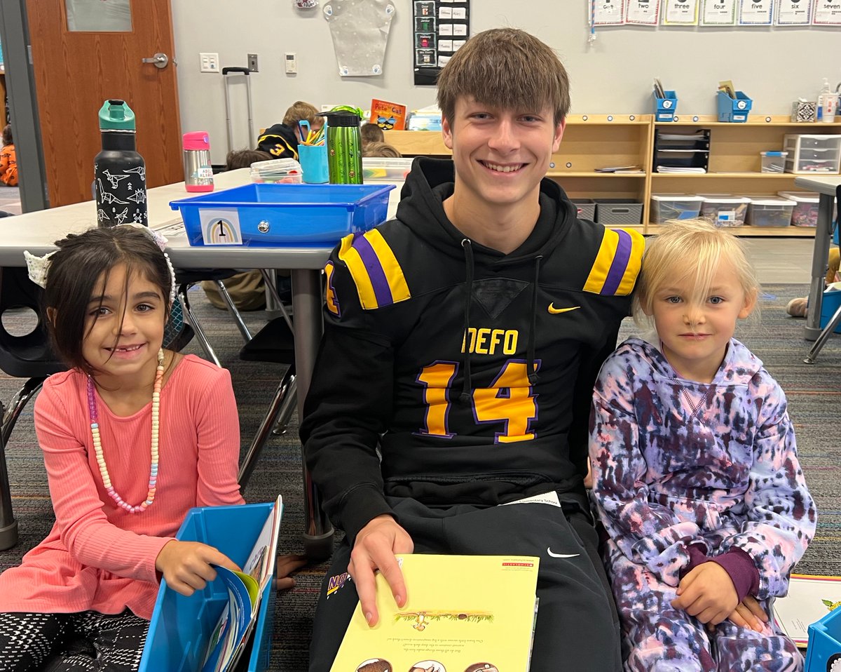 DeForestSchools's tweet photo. DAHS student-athletes from the football team recently visited the classrooms of Mrs. Keyes and Mrs. Hinz at Windsor Elementary School. #GoodNewsTues #TheseAreNorskies https://t.co/em17VQOsTl