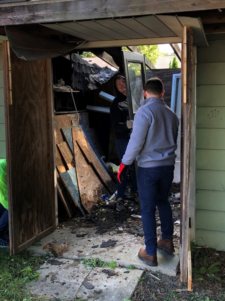 MerchantsBankIN's tweet photo. A double round of applause to our volunteers who made a Merchants MPACT during our projects for @HAND_Inc! 👏
 
The first team emptied and demolished a shed at a property in Lebanon, while the second team organized, demolished and painted at a property in Sheridan. Way to go! https://t.co/7Ow7ByzyVl