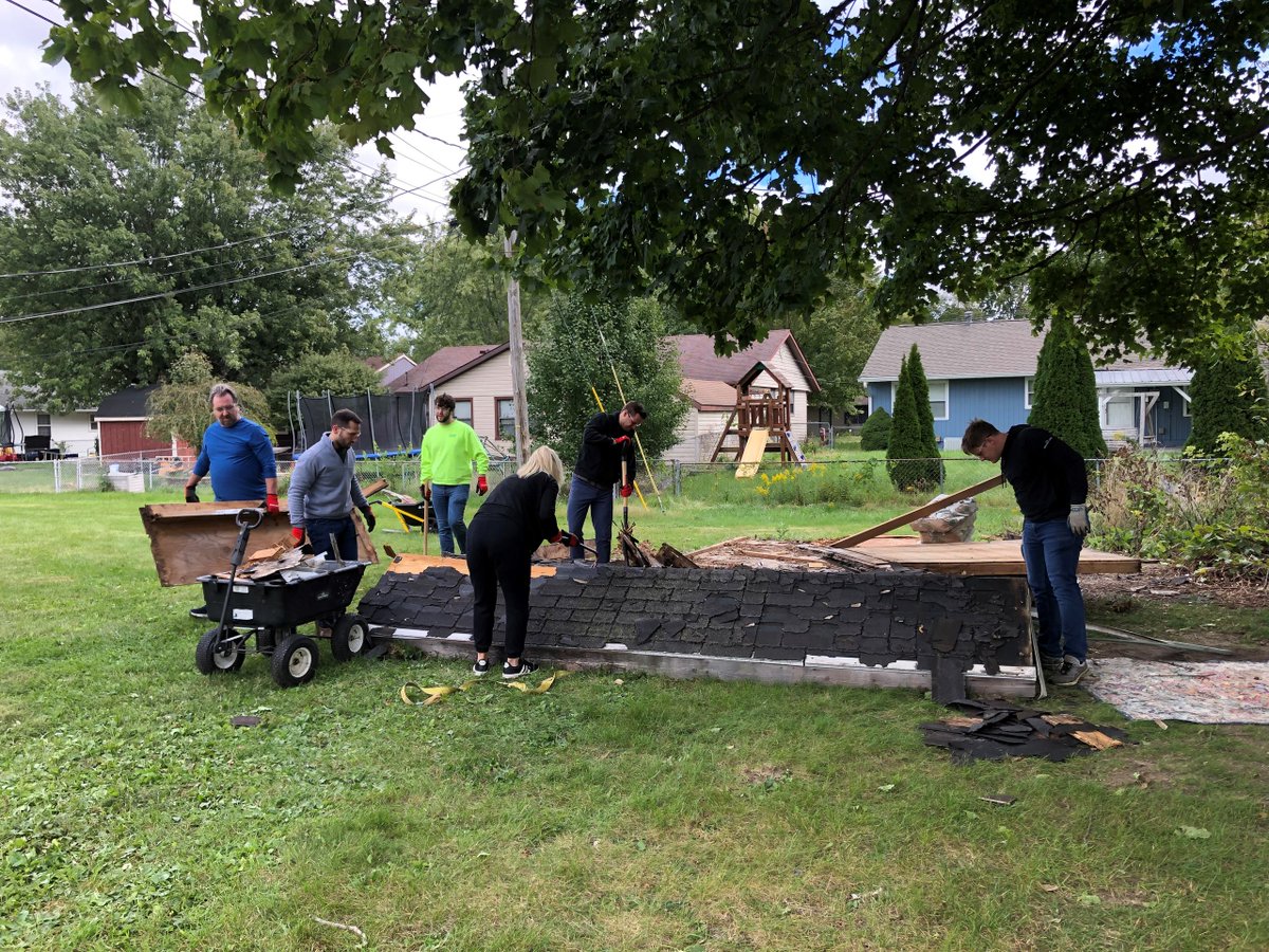 MerchantsBankIN's tweet photo. A double round of applause to our volunteers who made a Merchants MPACT during our projects for @HAND_Inc! 👏
 
The first team emptied and demolished a shed at a property in Lebanon, while the second team organized, demolished and painted at a property in Sheridan. Way to go! https://t.co/7Ow7ByzyVl