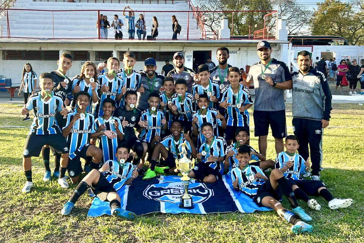 A categoria sub-12, da Área de Formação, venceu a 10ª edição do Efipan de Primavera, que aconteceu em Alegrete, entre os dias 14 e 16 de outubro. Na final, os gremistas enfrentaram o São José e venceram a partida por 1 a 0, conquistando o título de forma invicta. 🇪🇪