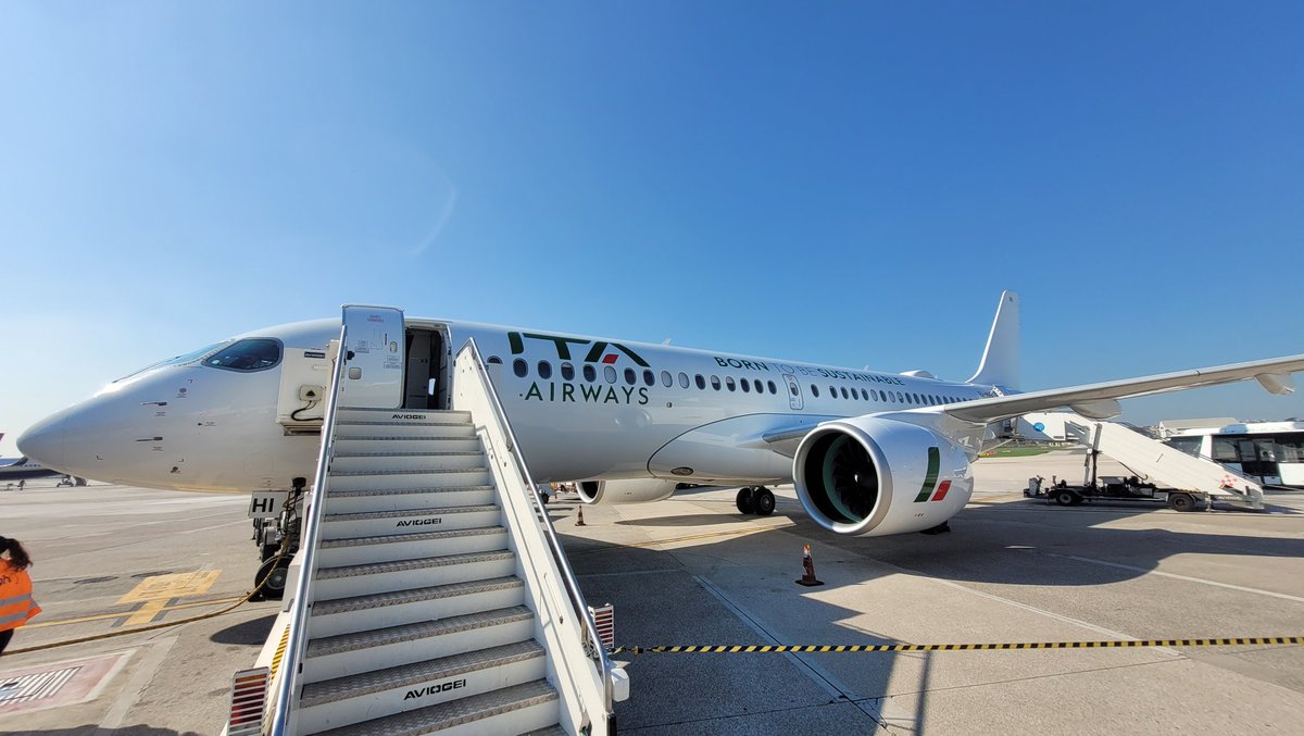 simaidragut's tweet photo. @ITAAirways @GenovAeroporto @Airbus Bellissimo 😍
Also the interior looks amazing https://t.co/Cwr7cDaXPQ