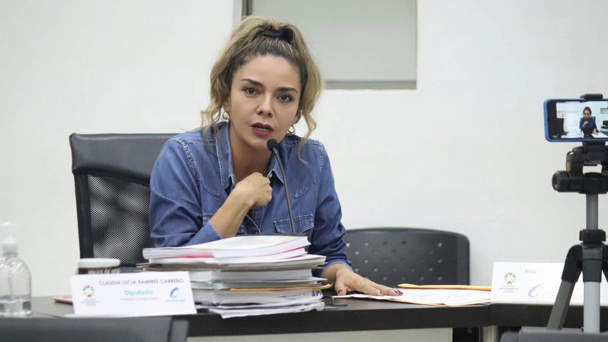 ClaudialuciaRC's tweet photo. Hoy #floridablanca pierde más de 48 mil millones de pesos por la incompetencia de la administración municipal y el único responsable de la tragedia que pueda suceder en el asentamiento #asomiflor será el alcalde @MiguelMoreno ¡Su irresponsabilidad no tiene límites! https://t.co/tbU3MW7WNr