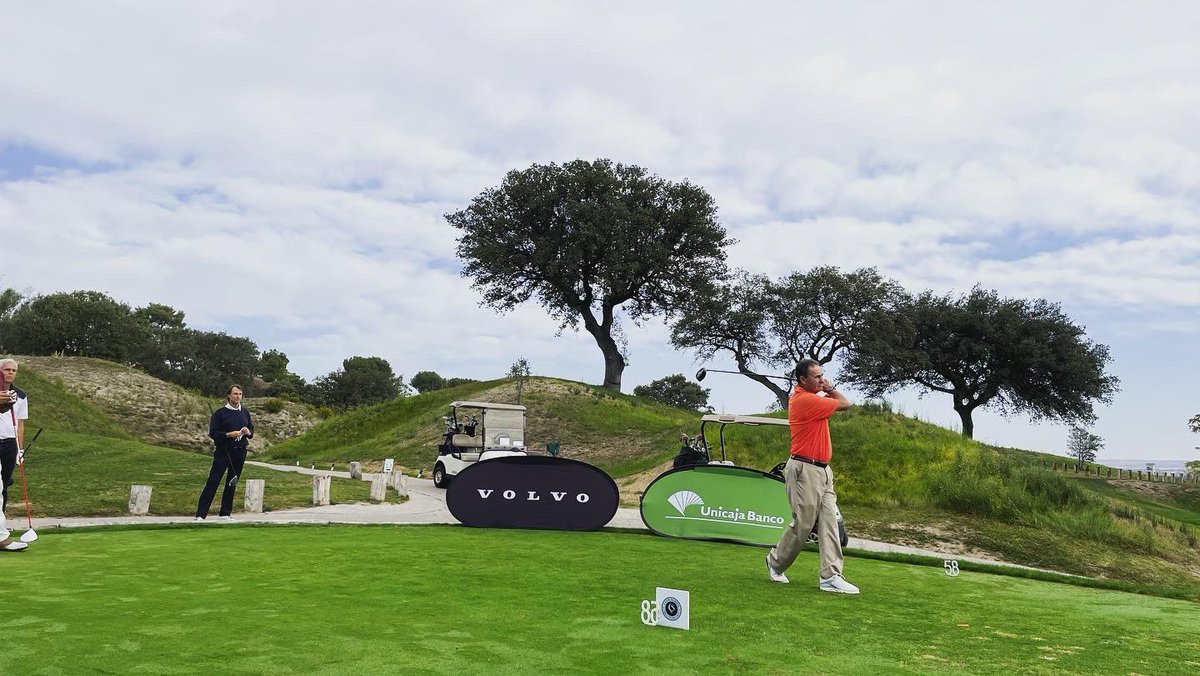 clubseriesgolf's tweet photo. Finaliza una jornada de golf extraordinaria en #RHECC La 8ª prueba del calendario regular nos deja grandes momentos dentro y fuera del campo. Muy pronto en nuestra web, un amplio resumen del torneo. Próxima parada, la gran final en @mijasgolf 26nov #circuitopremium #elmejorgolf https://t.co/jL41fCrr8e