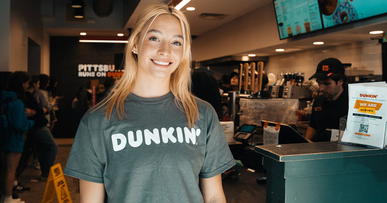 On3NIL's tweet photo. Fifteen student-athletes at Pitt, including basketball player Marley Washenitz, got to sample the sweet side of #NIL with deals from @DunkinDonuts. #H2P

Story by @JeremyCrabtree: https://t.co/QdhRx04zUu https://t.co/Q6tqyu5UsE