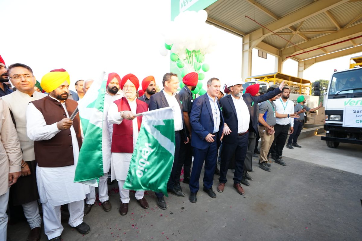 FWMedia_Tweets's tweet photo. Punjab CM and Hardeep Puri dedicates india’s largest bio energy plant to people
#FWreports #PunjabCM #HardeepSinghPuri #BIOPLANT
Photos: Prabhjot Singh Gill https://t.co/JxjGKJ1BZw