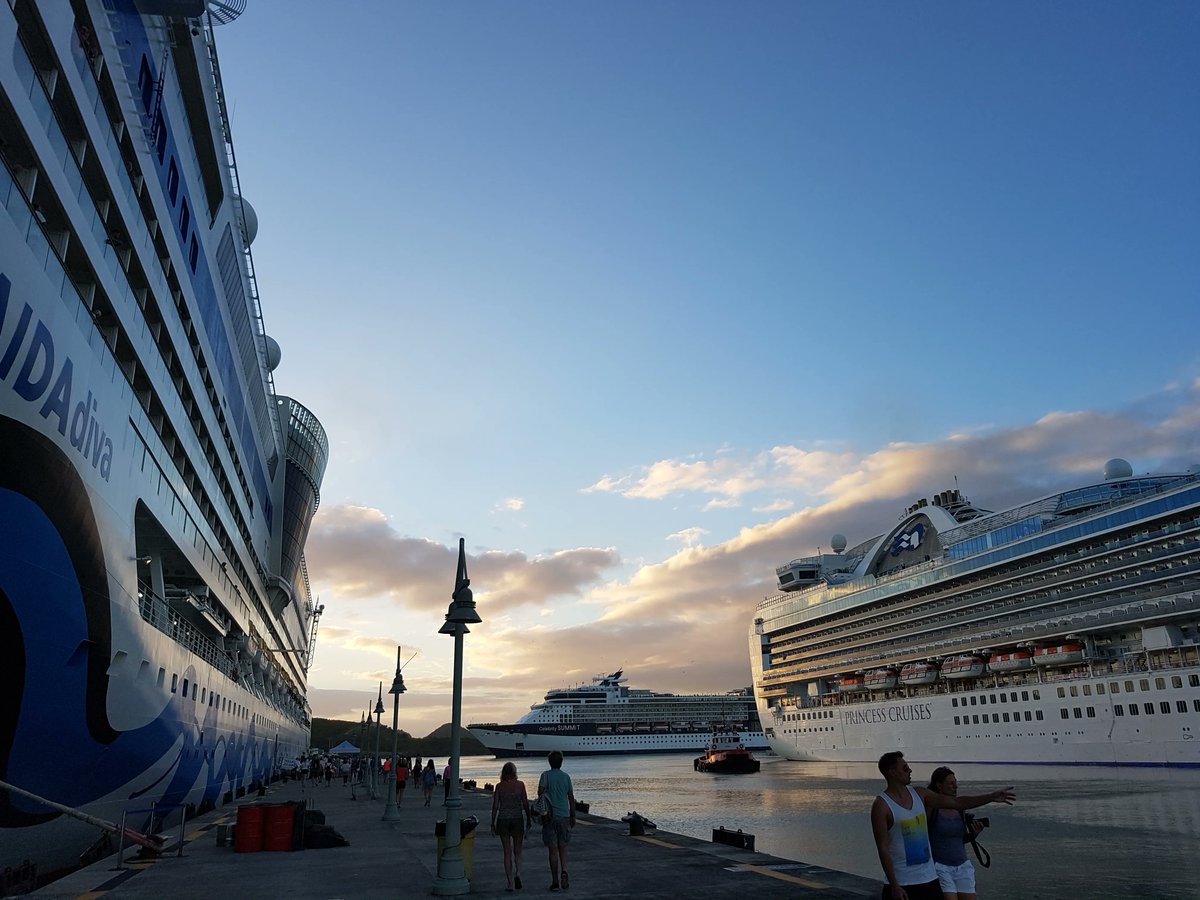 se_we's tweet photo. Rush Hour am Kreuzfahrt-Hafen in Saint John's, Antigua. Wir waren 2018 da und haben tolle Videos der gesamten Fahrt gemacht: https://t.co/XVbSZac0ro 
#antigua #antiguaandbarbuda #aida #aidadiva #cruise #cruiseship #cruises #cruiselover #kreuzfahrt #kreuzfahrer #aidafans https://t.co/O5itLUbaHT