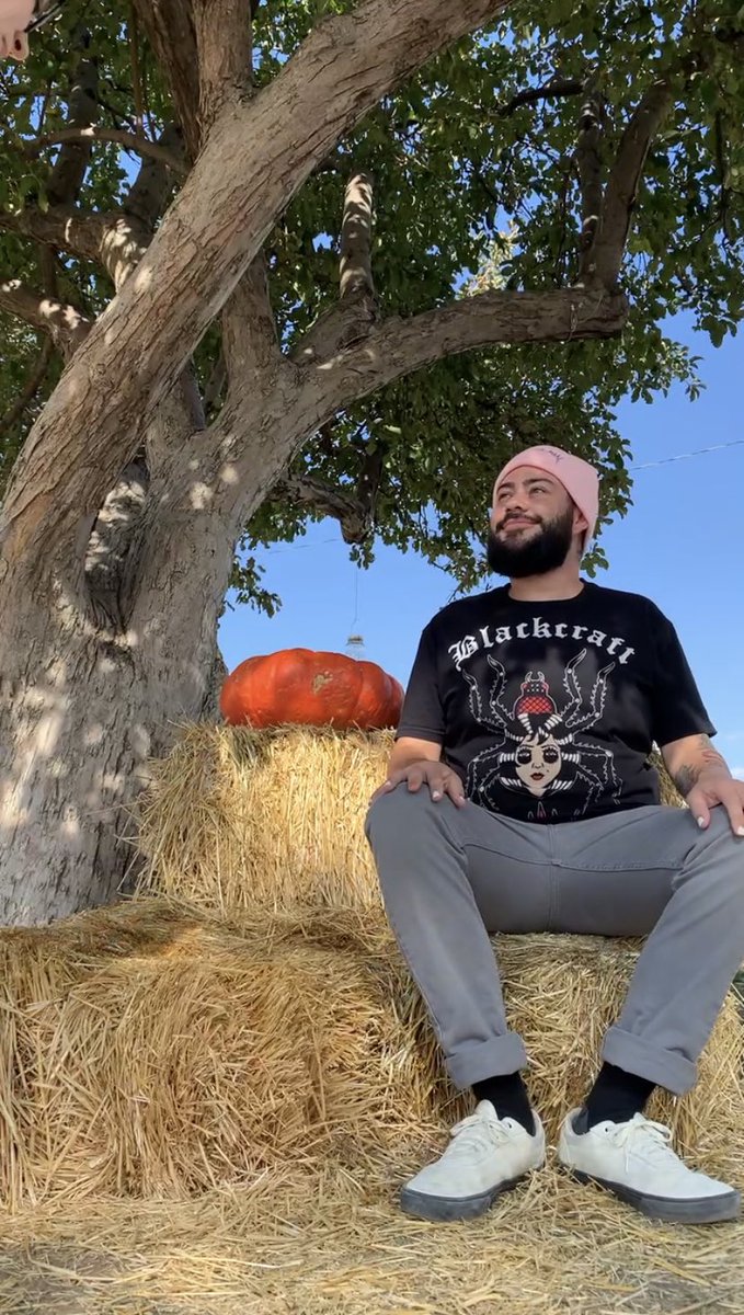 seven11dickpill's tweet photo. so obsessed with this man and the way he looks at me that it hurts my cold, little heart. #simptweet https://t.co/5jrlJDwWBC