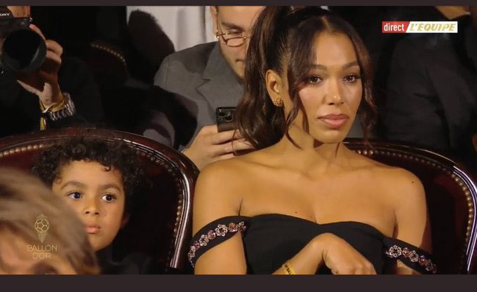 lataquinerie's tweet photo. Hier, Carrefour Cluny était présente à la remise du ballon d’or de son ex Mari https://t.co/zo7DTkgJ2r