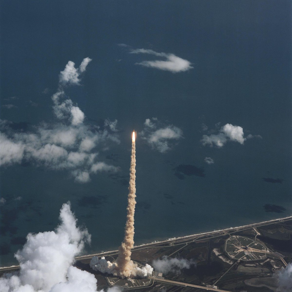 manumazzanti's tweet photo. Hoy, pero en 1989, lanzaba la misión #STS34 desde la plataforma 39B, con la sonda #Galileo en su zona de carga. Su destino: #Jupiter
Entre sus cinco tripulantes estaba @FranklinChangD. Hoy veterano de 7 misiones Shuttle.
Y yo, a punto de entrar a estudiar Astronomía en la @unlp https://t.co/U7Nt2ve01N