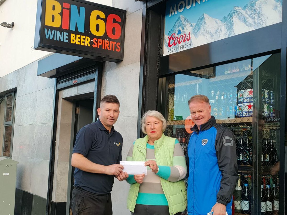 Our Legends Ken Whan &amp; Kieran McCourt also on behalf of Banbridge YCOB Football Club had the immense pleasure of presenting £955 to Southern Area Hospice

Thank you to everyone that contributed to our latest event, we all appreciate you supporting our causes.