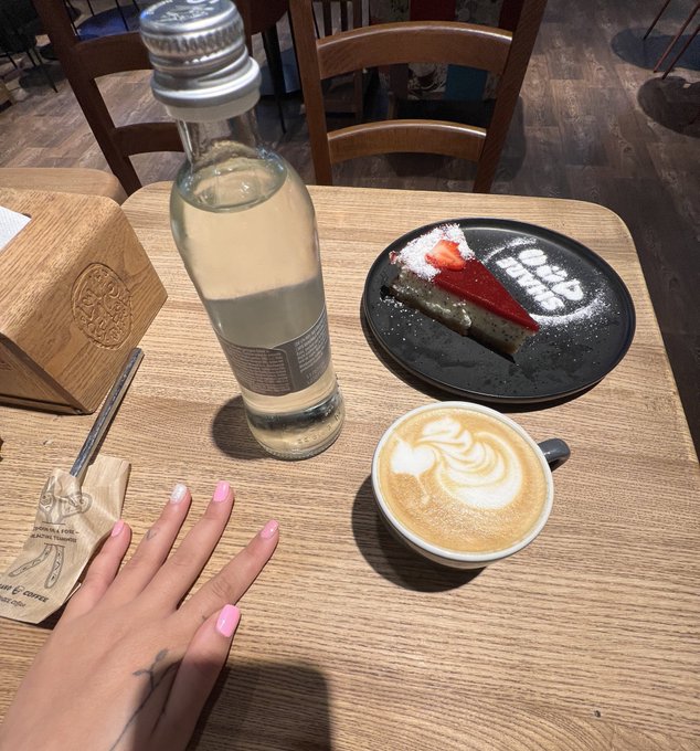 La cafea apoi direct pe canapeaua ta 🤓🤪 https://t.co/rUcpOH0VfK