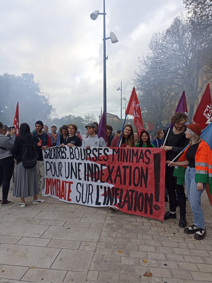 FSE_Metz's tweet photo. 🔈💥Revalorisation des salaires, augmentation des bourses, amélioration des conditions de vie, d'étude et de travail, la FSE  Metz était présente pour manifester avec les travailleur-se-s ! https://t.co/vrzt6qVP4d
