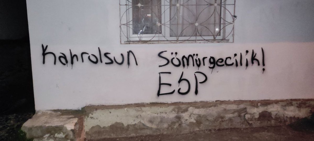 1 Mayıs Mahallesi | Sömürgeci Türk burjuva devletinin gerillaya karşı kimyasal silah kullanması insanlık suçudur. Bu suça karşı 'Kahrolsun sömürgecilik', 'Kimyasal silah kullanmak insanlık suçudur' yazılamaları yaptık.