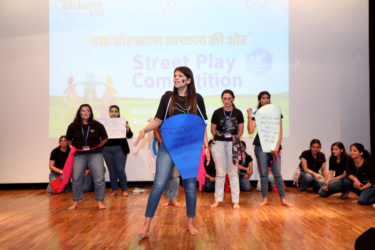 MCChandigarh's tweet photo. To kick start Swachhata Ke Chaar Rang - a campaign on Waste Segregation at Source, Artists perform Nukkad Nataks on the theme of 4 coloured dustbins
@SwachhBharatGov @SwachSurvekshan @RoopaMishra77 @Secretary_MoHUA 

#swachhsurvekshan2023 
#SwachhataKeChaarRang https://t.co/VxdedGdUwg