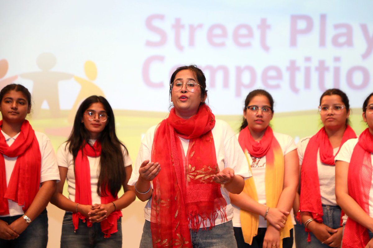 MCChandigarh's tweet photo. To kick start Swachhata Ke Chaar Rang - a campaign on Waste Segregation at Source, Artists perform Nukkad Nataks on the theme of 4 coloured dustbins
@SwachhBharatGov @SwachSurvekshan @RoopaMishra77 @Secretary_MoHUA 

#swachhsurvekshan2023 
#SwachhataKeChaarRang https://t.co/VxdedGdUwg