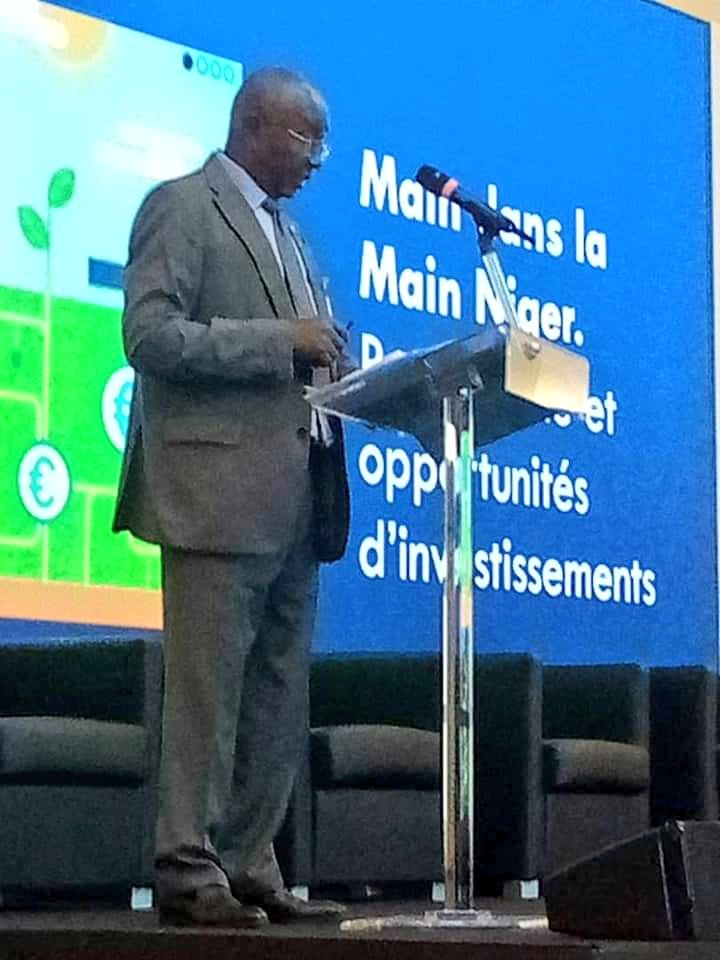 MagNiger's tweet photo. Le  Ministre de l´Agriculture présente le programme d'investissement du #Niger de l'initiative Main Dans la Main du Directeur Général de la #FAO, cet après midi du 18 octobre 2022, à #Rome. Ces investissements concernent l'#oignon de conservation, le #lait et le #moringa. https://t.co/6gDGfzRjEn