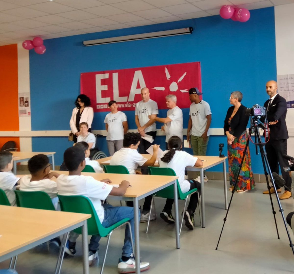 sami_majeri's tweet photo. Dictée ELA au collège Henri Barnier par Messieurs Zidane et Soprano: un beau moment de partage #ELA #solidarite https://t.co/WUw1UPObZv