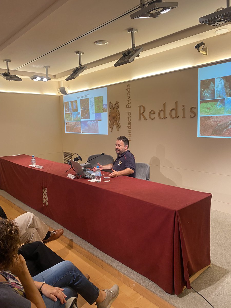 fundacioreddis's tweet photo. Conferència: “Canvi climàtic i grans incendis forestals” a càrrec de Marc Castellnou Ribau @incendi dins el cicle de conferències pedagògiques #EducarAvui , on ens enfronta al repte que tenim davant per ser part activa del canvi en el procés de creació dels boscos del demà. https://t.co/mjkTkQ6ORc