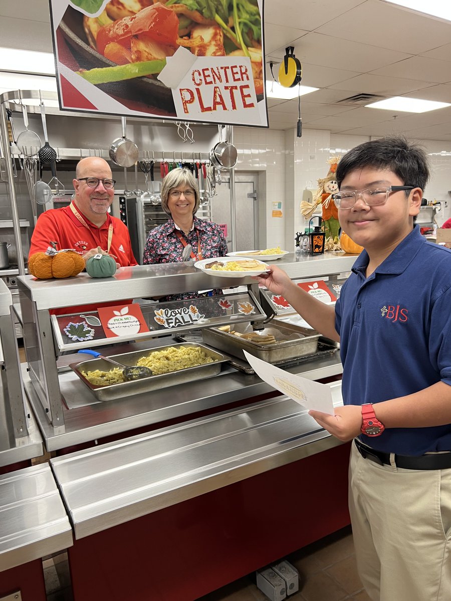 BishopSnyderHS's tweet photo. Traditions Return! We welcomed the return of First Honors (all A's๐คฉ) with a home-cooked breakfast by Deacon Yazdiya. Keep working hard Cardinals - we hope to host many more students next quarter! #firsthonors #thesnyderway #snyderpride #collegepreparatory #catholicschoolstrong https://t.co/F76zQ0DLq1