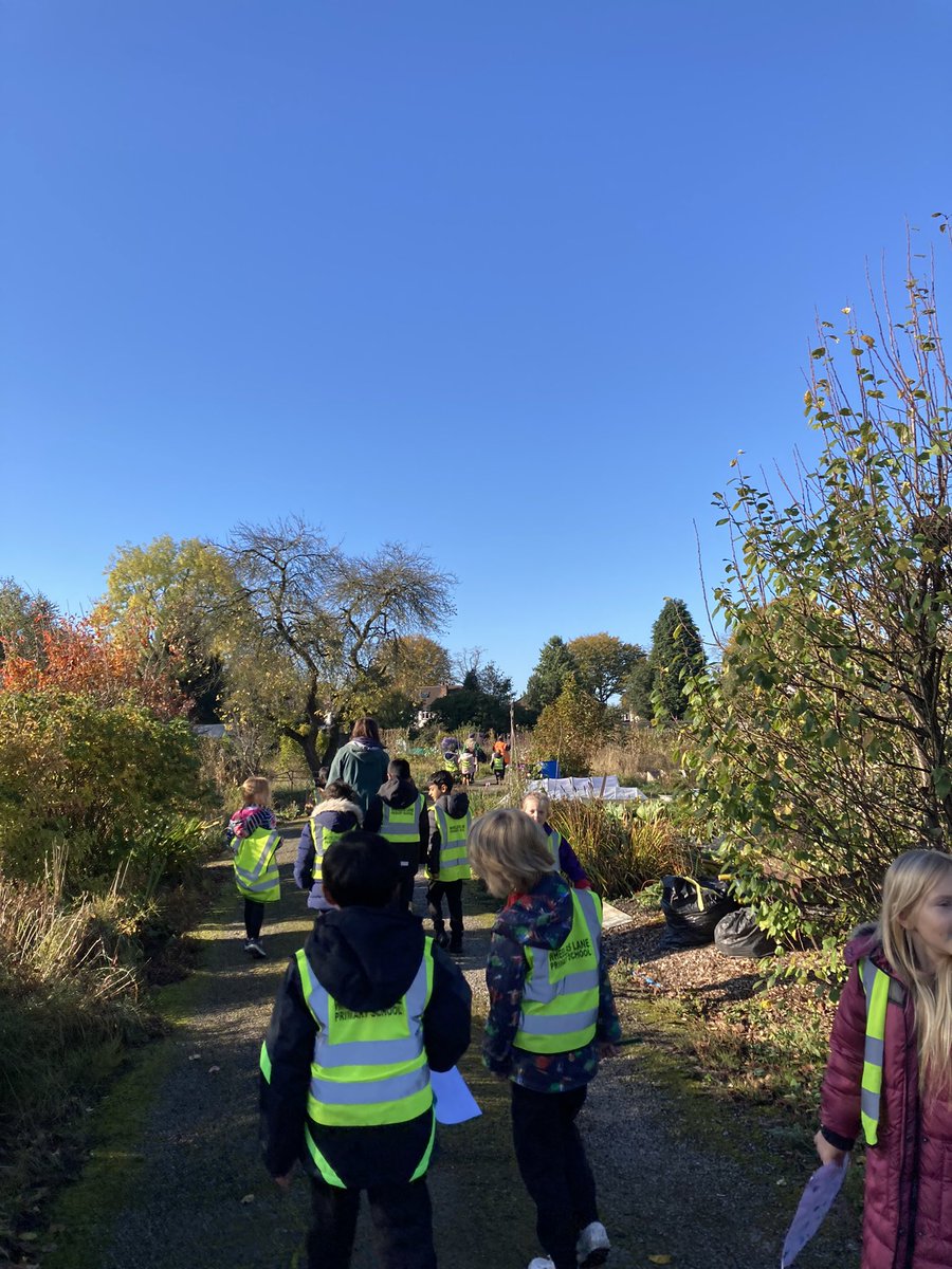 WlpsYear2's tweet image. 2H took their role of being an Environmental Expert into the local area. A visit to the allotments to observe and record changes in the seasons. #schooltrip #environmentalexperts #allotments