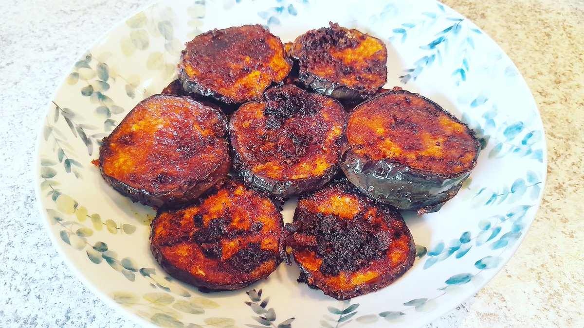 Aubergine(Egg plant) fry😋
Recipe:  youtu.be/WgN4bdGZqQQ

#Foodies #Recipeoftheday #foodphotography #aubergine