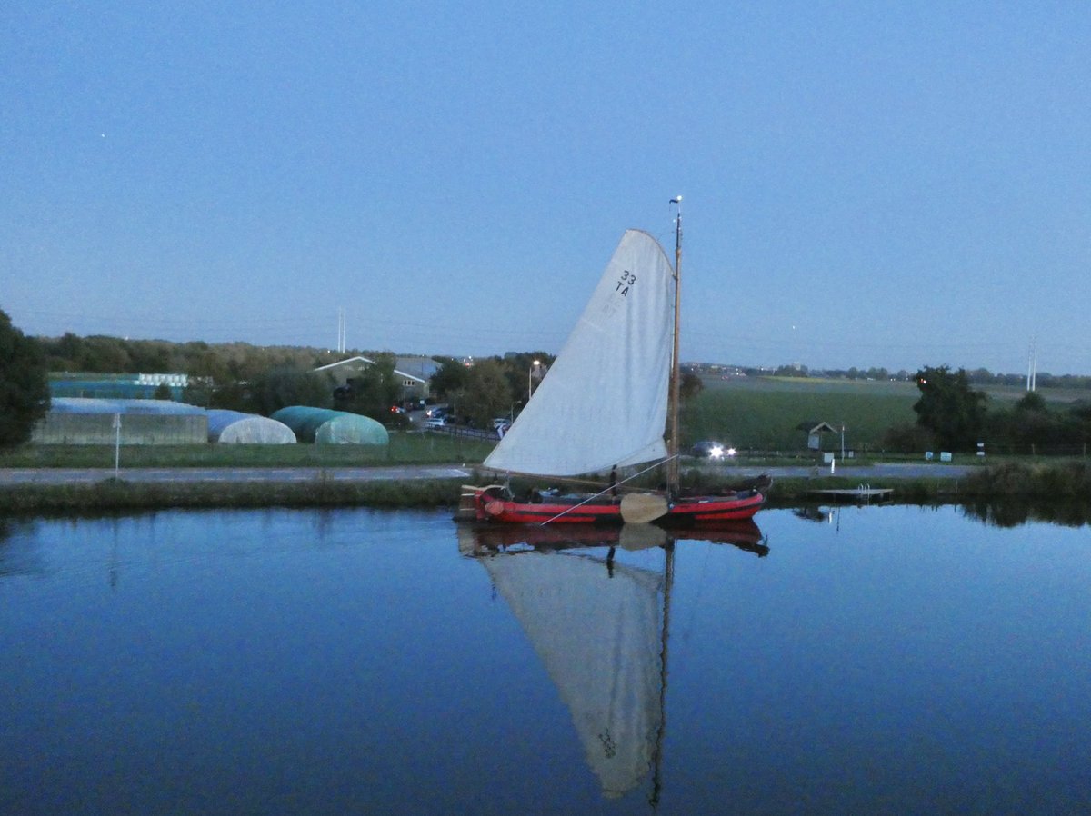 Net voor donker komen er nog drie mooie schuiten van de <a href="/Strontrace/">Strontrace</a> langs Hillegom. De ‘Nooit Volmaakt’, ‘Willem Jacob’ en ‘Jonge Durk’ met zeilen en met jagers op de dijk, machtig gezicht. Op weg naar Warmond. #strontrace <a href="/Beurt_Stront/">Zeilvracht</a>