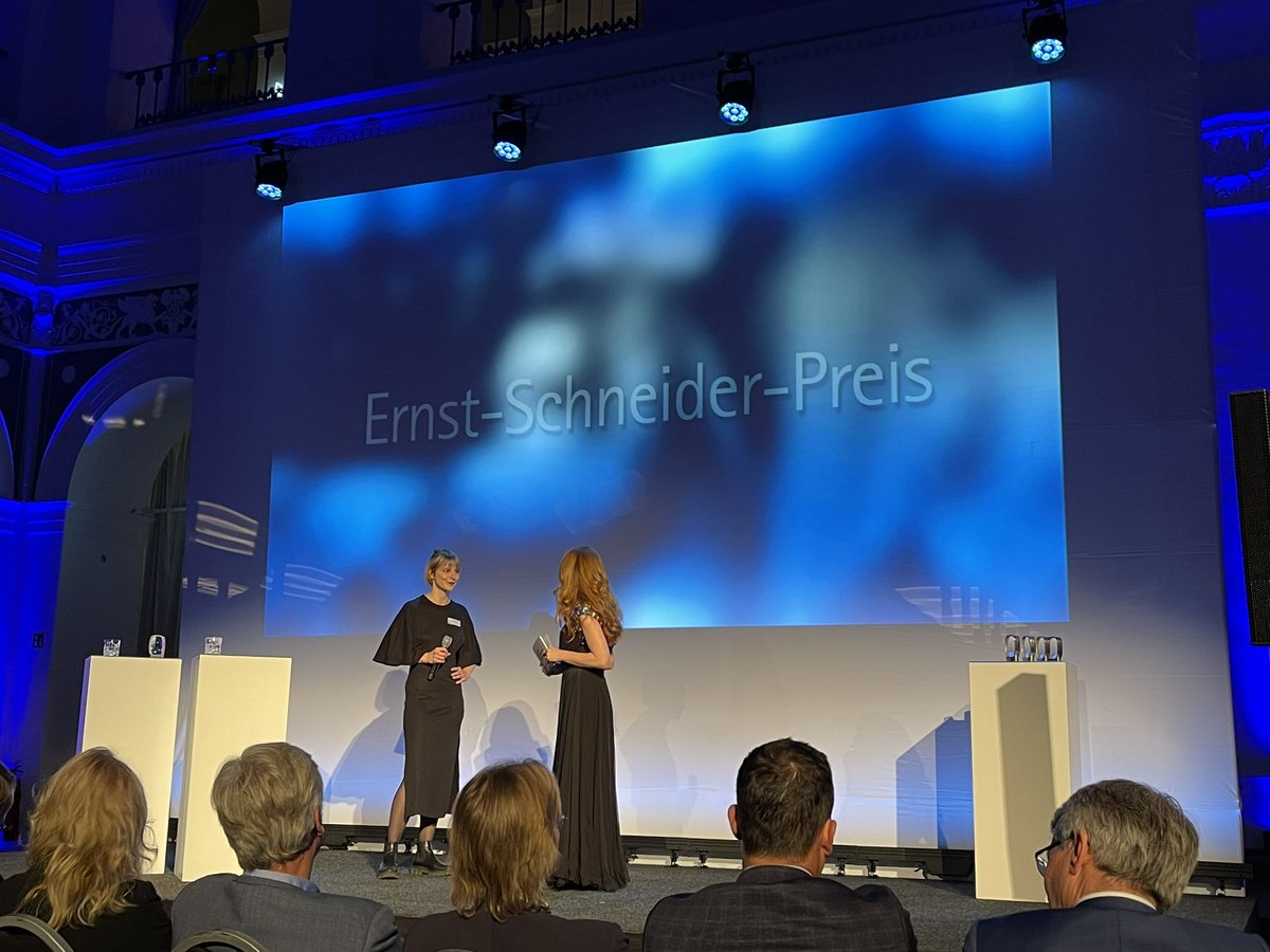 hkhamburg's tweet photo. #ESP2022: Gewinnerin der Kategorie „Klartext überregional“ ist Pia Ratzesberger, von der @SZ für den Beitrag „Rente in Deutschland: Werde ich im Alter arm sein?“
Herzlichen Glückwunsch, @PiaRatz! https://t.co/0vt8tWP3rd