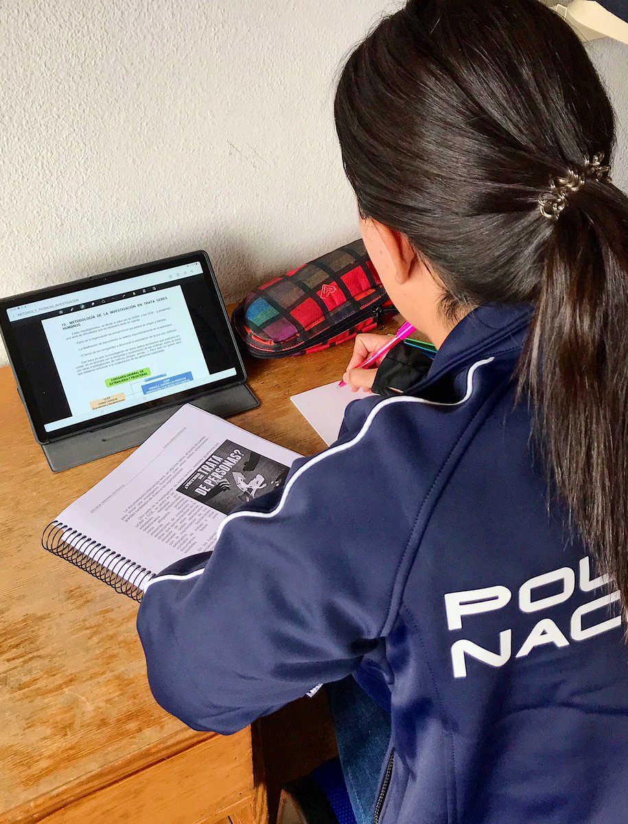 PoliciaEscuela's tweet photo. 🌏 Hoy es el #DiaEuropeoContraLaTratadeSeresHumanos, una lacra contra la que luchan nuestros agentes cada día 👮🏼💙

Por eso, desde @PoliciaEscuela  formamos a nuestros alumnos en valores y competencias para que el día de mañana sean capaces de ponerle fin 💪🏼📚 https://t.co/baPQw6tLX5