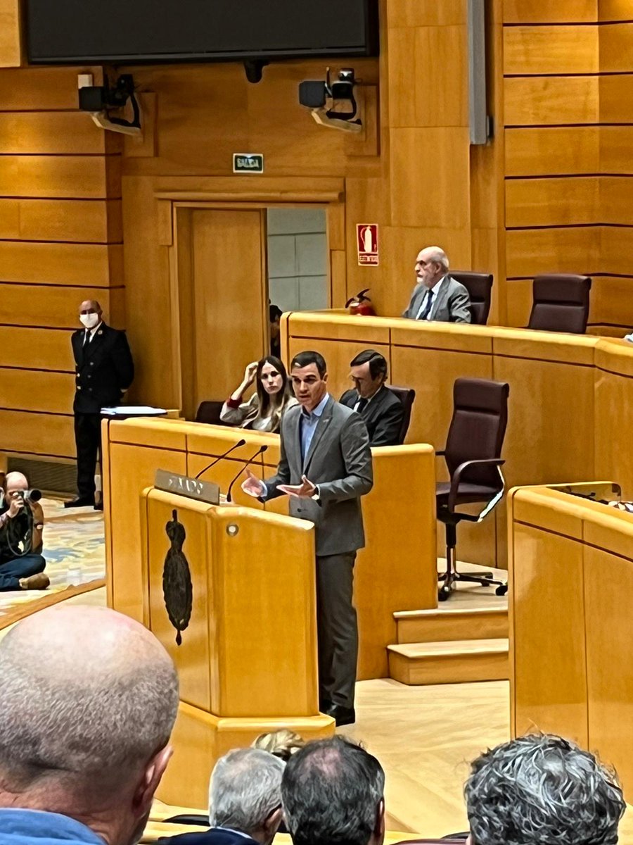 castao_c's tweet photo. Después del cara a cara  en el Senado. Seguimos 
sin saber qué opina  @NunezFeijoo  de las subidas de las pensiones, del incremento del salario mínimo...Ha tenido tiempo de sobra para contestar.Pero da la #callada por respuesta. https://t.co/9tHHcGbaz1