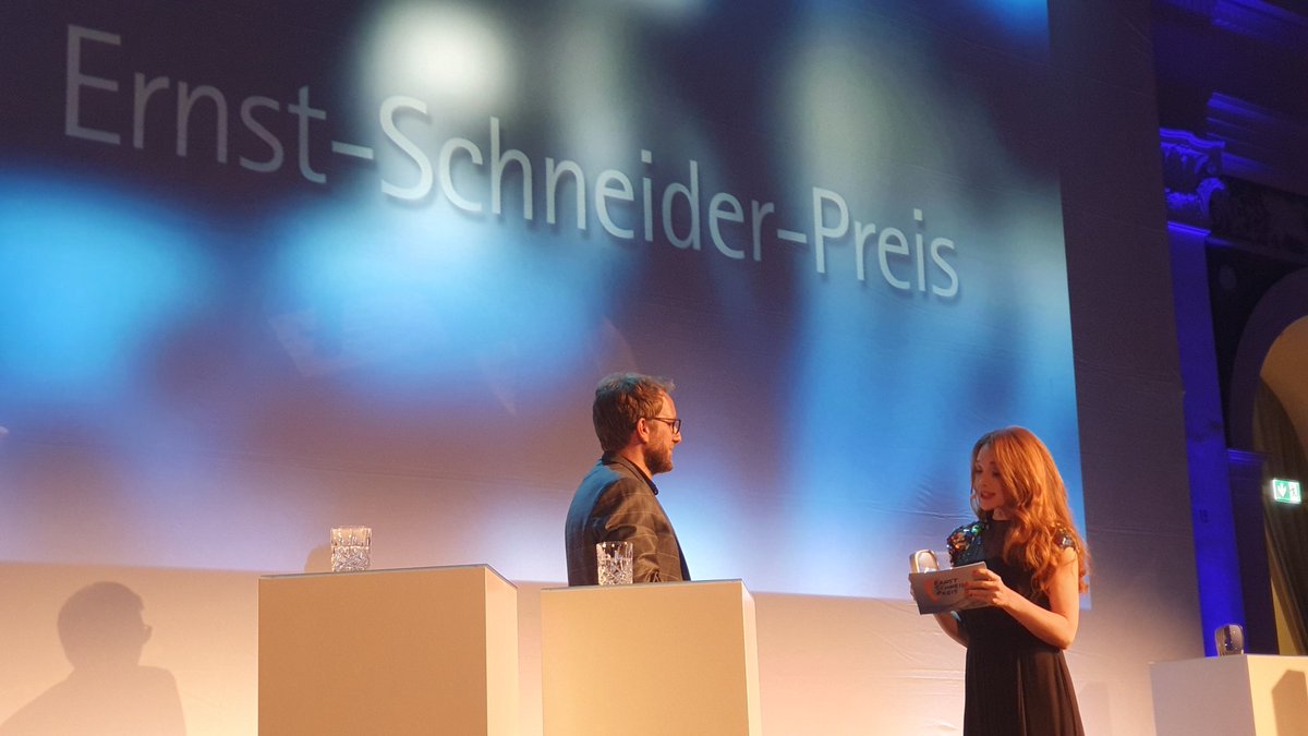 ESPreis's tweet photo. Michael Stifter und sein Kollege @HolgerSabinsky-Wolf von der @AZ_Augsburg gewinnen die Kategorie Klartextvregional. @hkhamburg #esp2022 https://t.co/5bH4IGLCFo