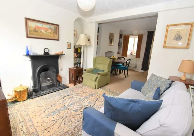 This is a fantastic opportunity to purchase a character #cottage conveniently located within walking distance of the town centre. 

🛏️2 bedrooms
💰 Guide Price £235,000
🏡St. Andrew Street, #Tiverton 
🌐 seddons.com/view-property/…
📞01884 253500 

#EstateAgent #Devon