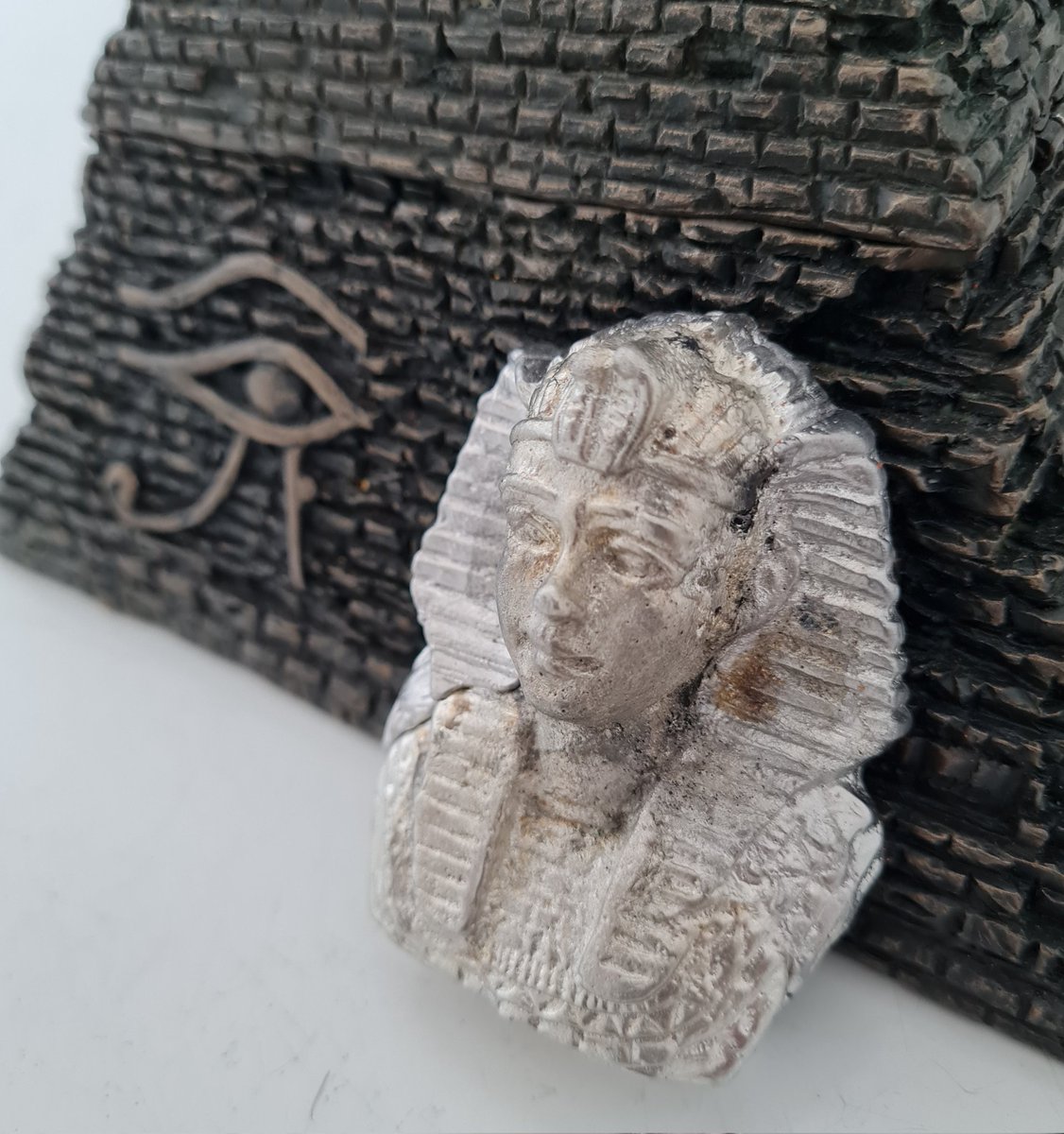 PyrametBullion's tweet photo. Newest edition to the #ancientegyptiancollection The Boy King #tutankhamun by #PYRAMET #pyramidmetals #egyptianartefacts #egyptianamulets #ancientegypt
Fine English Pewter Tutankhamun Bust Weighing 380g Styled as an Ancient Egyptian Artefact #ankh
https://t.co/yLhQ1700rb https://t.co/OYETllwz2S