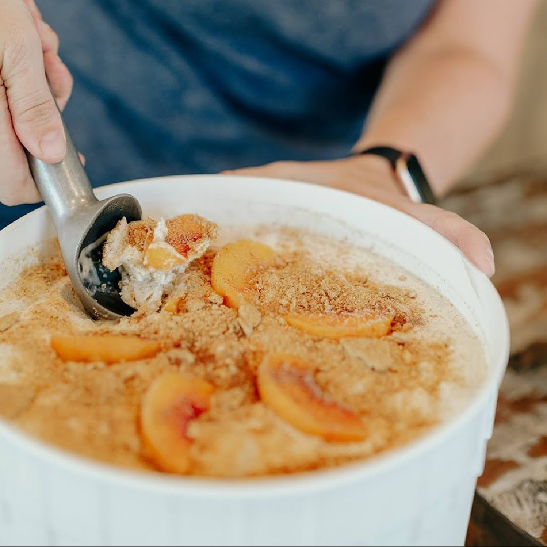 Our Peach Cobbler seasonal flavor is the perfect fall treat - a vanilla base, fresh peaches, cinnamon, and graham crackers! 🍂🍑