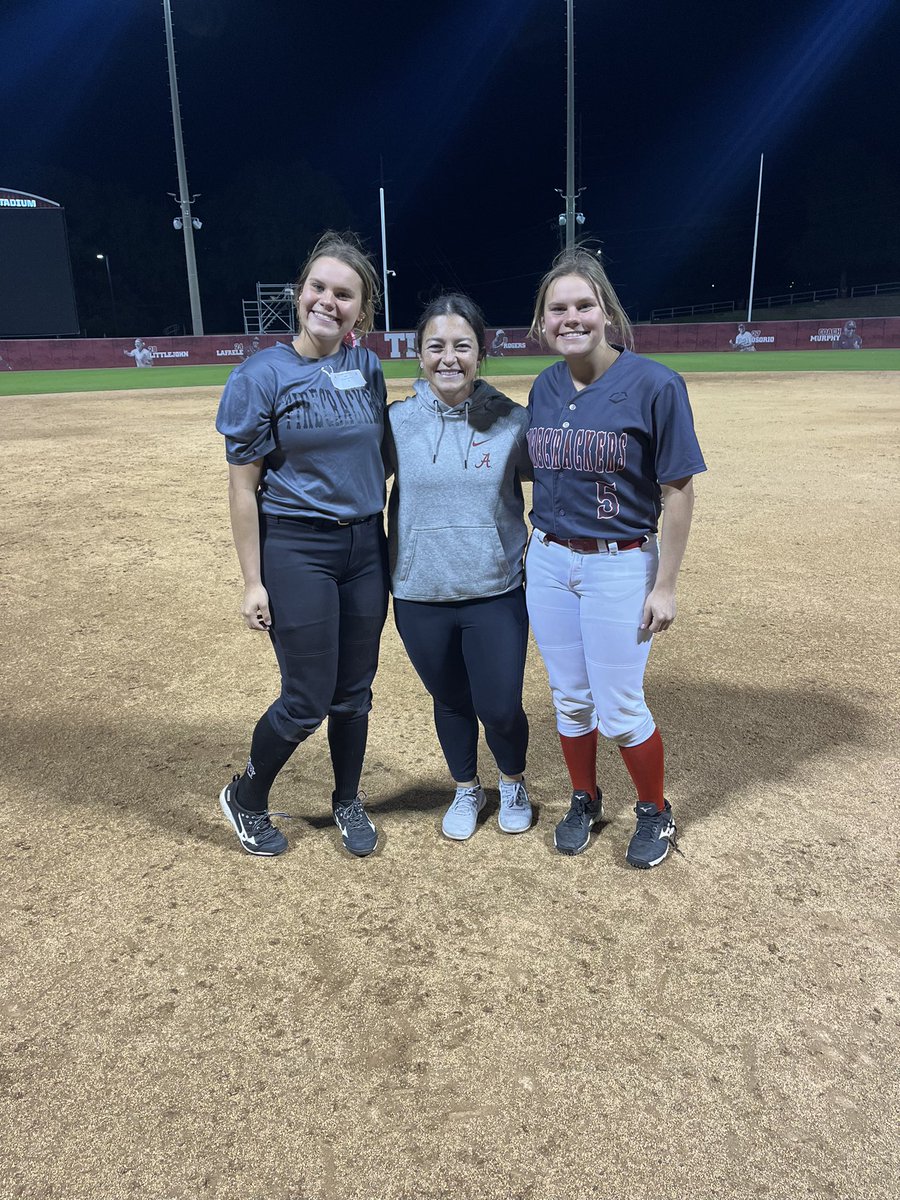 ALFC06's tweet photo. @AlabamaSB HUGE shoutout and thank you to all the coaches and players who invested their time in @hayden_traywick and @henley_traywick. We love seeing our girls put in hard work and learn from the best! #CampSzn #ChasingDreams #fc06 #grindneverstops https://t.co/3oHapsQXYk