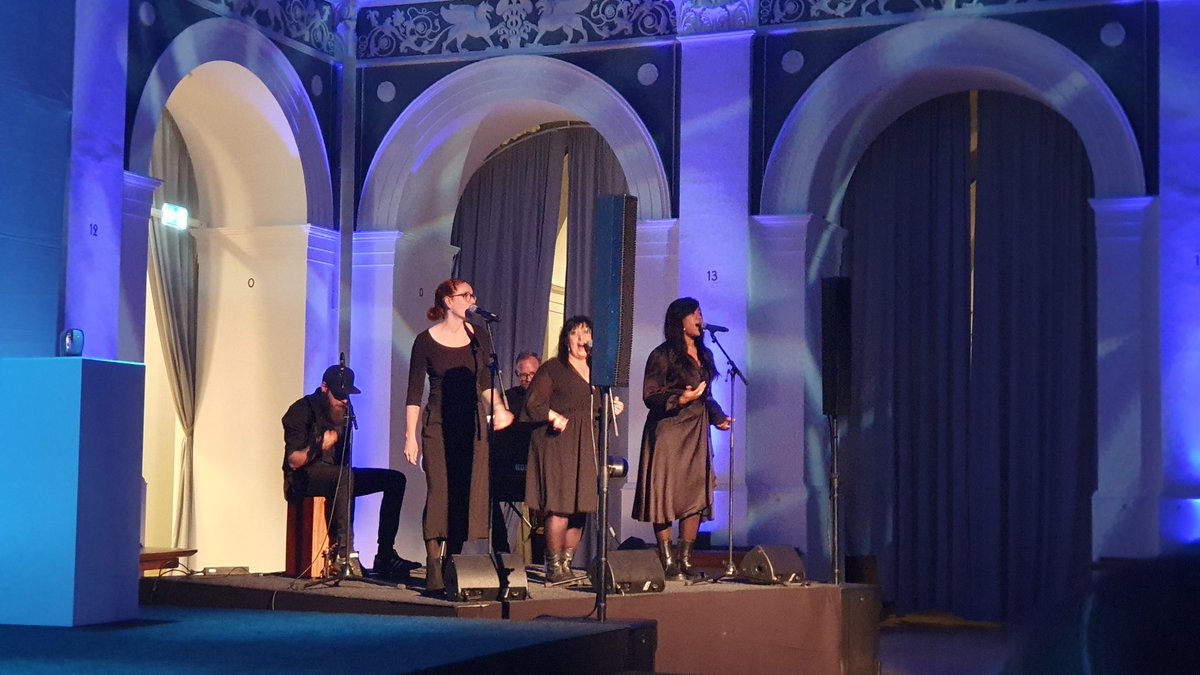 ESPreis's tweet photo. Jessy Martens und VocalLights bringen hochklassigen musikalischen Pop-Pep in den Abend. @hkhamburg #esp2022 https://t.co/APkhKYvnB1
