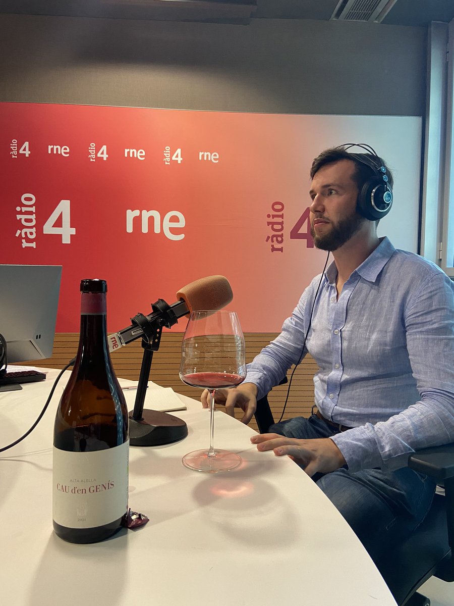 rtroyano's tweet photo. Avui a #lhoradelvi @AvuiSortim @radio4_rne hem descobert @cellereltros i la seva aposta pel #vicatalà

I hem tastat la nova GX peluda d’ @ALTAALELLA @DOAlella amb copes  @riedel_spain #winewings 

Ho podeu recuperar aquí

https://t.co/QlP4YPHXfW https://t.co/gkfBAKxVTW
