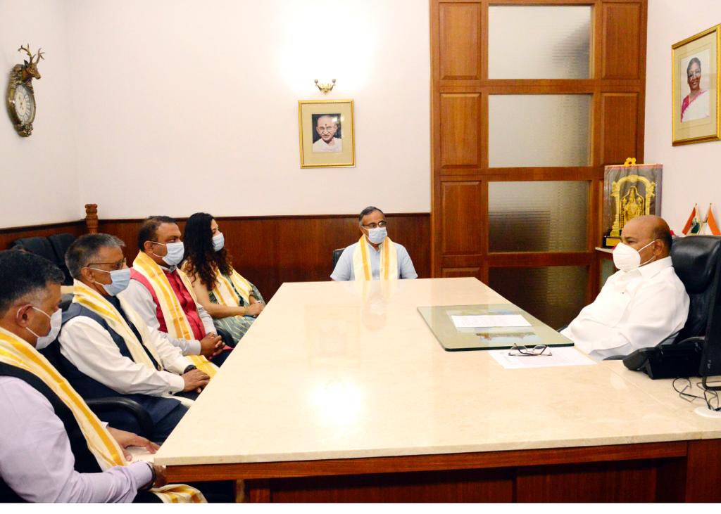 drkjsrini's tweet photo. Good interaction with Hon Governor of #Karnataka @TCGEHLOT @TcGehlotOffice joined by other HOMs from @MEAIndia
as part of #HOMconference 2022 @IndianDiplomacy @IndiainGuyana @PIB_India @PTI_News @DDNational @ANI @PBNS_India @AkashvaniAIR @CMofKarnataka @BSBommai @PIBBengaluru https://t.co/qeRSN3PCKE