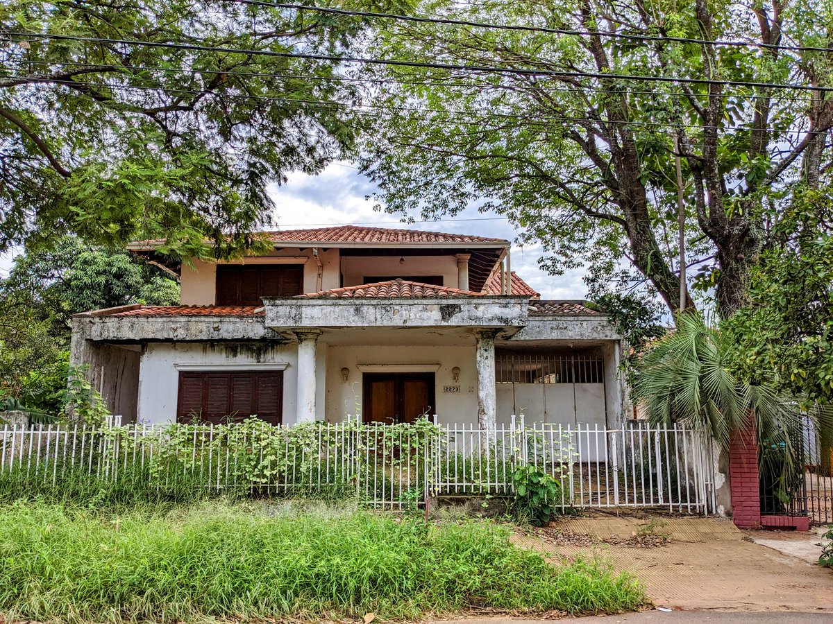 Some may be surprised to learn that there are a lot of nice, old houses in Asunción that have simply been...abandoned.

Here's one such house 🇵🇾