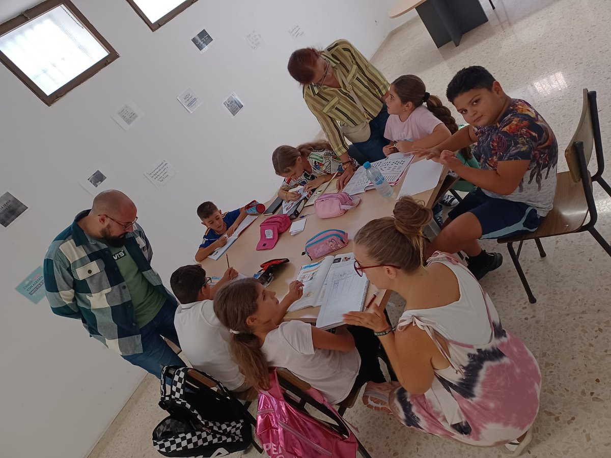 elbuenpastormlg's tweet photo. Ya están en marcha nuestras clases de #apoyo y #refuerzo #educativo, ¡gracias a los que colaboráis y ayudáis en la educación de nuestros niños! #tiempodeaprender @RafaPrezPallars @DiocesisMalaga https://t.co/TtwDFQ4OQJ
