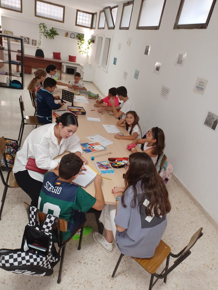 elbuenpastormlg's tweet photo. Ya están en marcha nuestras clases de #apoyo y #refuerzo #educativo, ¡gracias a los que colaboráis y ayudáis en la educación de nuestros niños! #tiempodeaprender @RafaPrezPallars @DiocesisMalaga https://t.co/TtwDFQ4OQJ