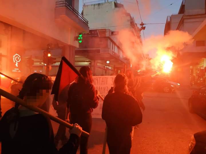 Μετά την συγκέντρωση με αφορμή τον βιασμό της 12χρονης από τον Ηλία Μίχο ακολούθησε πορεία στο κέντρο της Πάτρας. Η πορεία κατευθύνθηκε προς το αστυνομικό τμήμα καταδεικνύοντας και το ζήτημα της του βιασμού της 19χρονης από μπάτσους στο Α.Τ. Ομόνοιας.

SS-SS ΜΠΑΤΣΟΙ ΒΙΑΣΤΕΣ