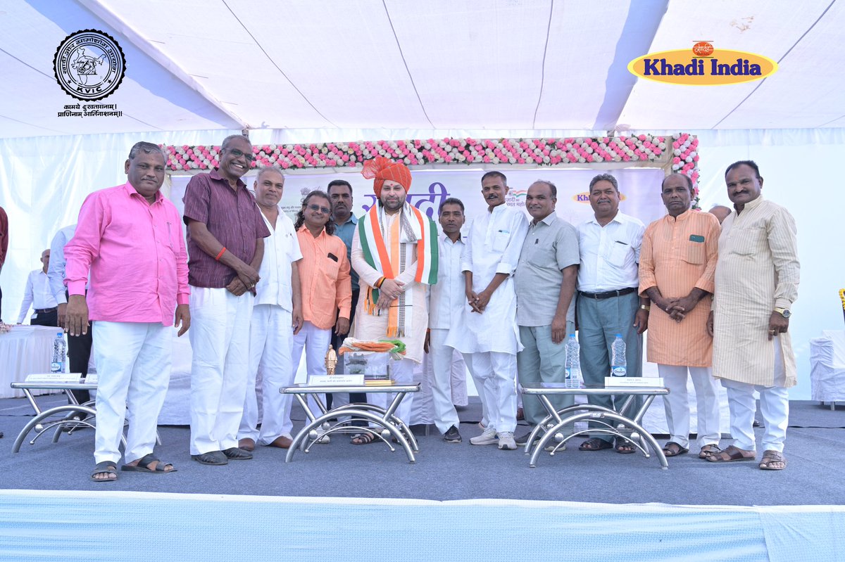 kvicindia's tweet photo. In around  300 Khadi Institutions are working in Gujarat and around 22,000 Khadi artisans are registered, out of which more than 14,000 artisans belong to SC and ST community. https://t.co/QpMjn7qEM6